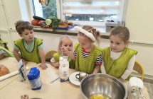 Dzieci wkladaja do miski skladniki na ciasto