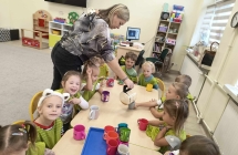 dzieci pija sok wycisniety z owocow