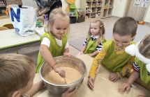 Dzieci mieszaja ciasto marchewkowe