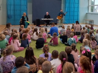 Publicznosc obserwuje artystow.