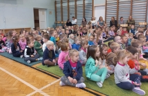 Przedszkolaki spiewajace podczas koncertu.