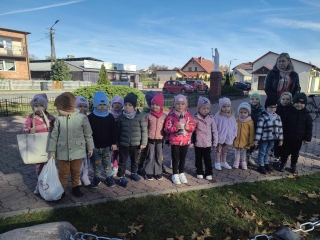 Dzieci przy pomniku Jana Pawla II