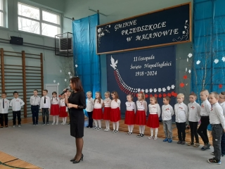 pani-dyrektor-przemawia-na-uroczystosci-11-listopada