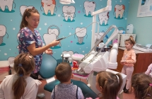Pieciolatki z gr. VI podczas demonstracji przez p. stomatolog przyrzadow dentystycznych.