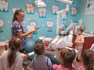Pieciolatki z gr. VI podczas demonstracji przez p. stomatolog przyrzadow dentystycznych.
