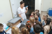 dzieci ogladaja leki