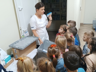 dzieci ogladaja leki