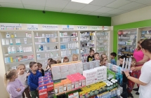 dzieci ogladaja suplementy diety w aptece