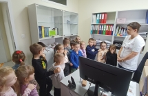dzieci na zapleczu w aptece