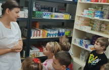 dzieci magazynie w aptece