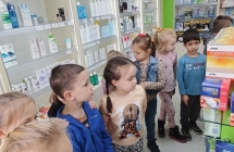 dzieci zwiedzaja apteke