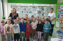 zdjecie dzieci z farmaceuta