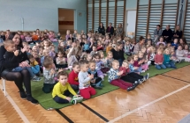 Przedszkolaki sluchaja muzykow.