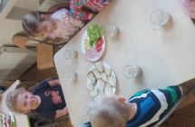 Robienie przez dzieci kanapek