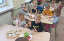 dzieci komponuja swoje zdrowe kolorowe kanapki