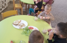 dzieci z gr. II spozywaja zdrowe sniadanie