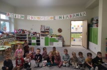dzieci podczas obchodow dnia zdrowego sniadania