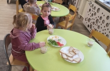 kotki komponuja zdrowa kanapke