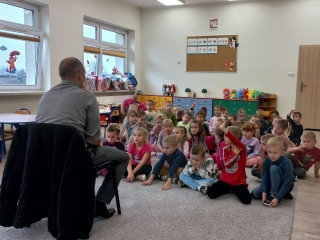 Pieciolatki z gr. V i VI sluchaja bajki opowiadanej przez trenera programu