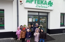 pamiatkowe zdjecie przed drzwiami apteki