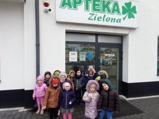 pamiatkowe zdjecie przed drzwiami apteki