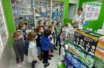 dzieci ogladaja asortyment apteki