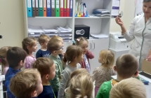 dzieci poznaja tajniki pracy farmaceuty