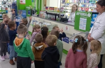 przywitanie sie dzieci z pracownikami apteki