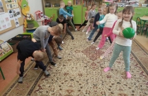 dzien praw dziecka grupa VII zabawy z pilka zabawy kreatywne (5)