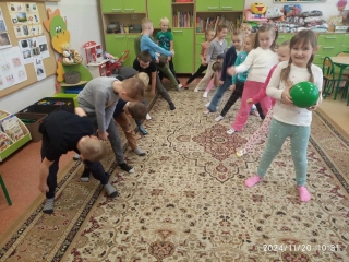 dzien praw dziecka grupa VII zabawy z pilka zabawy kreatywne (5)