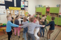 dzien praw dziecka grupa VII zabawy z pilka zabawy kreatywne (3)