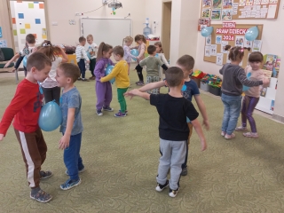 Dzieci z gr. VI podczas tancow z niebieskimi  balonami.