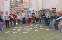 Pieciolatki z gr. VI pokazuja wykonana przez siebie lake praw dziecka.