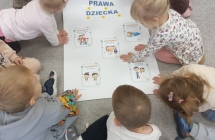 Dzieci wykonuja plakat z prawami dzieci