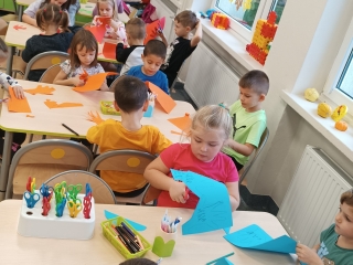 dzieci robia plakat grupa 9