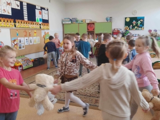 dzien pluszowego misia w gr. VII zbawy , tacce z pluszakami (4)