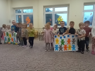 dzieci przygotowaly plakaty ze swoimi misiami