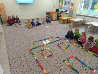 dzieci ukladaja prawa z roznych materialow