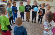 dzieci w zabawie Goracy ziemniak