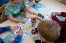 dzieci koloruja symbole praw