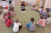 Dzieci z gr. VI podczas rozmowy z p. pedagog.