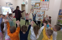 Dzieci z gr. VI podczas zabawy integracyjnej.