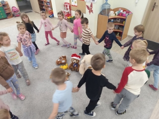 Zabawa w kole z Misiem