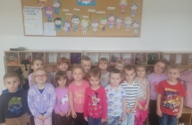 Dzieci na tle prac plastycznych