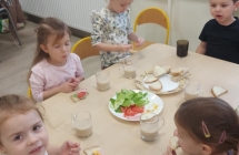 dzieci zjadaja zdrowe sniadanie