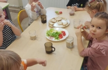 dzieci przygotowuja kanapki