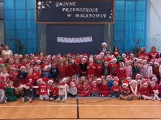 Spolecznosc przedszkolna z p. wojtem na tle napisu mikolajki.