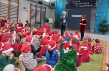 P. wojt sklada dzieciom zyczenia.