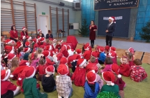 Pani dyrektor przedstawia dzieciom goscia.