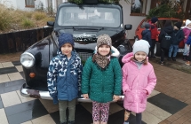 dzieci z grupy IX na tle samochodu Sw. Makolaja